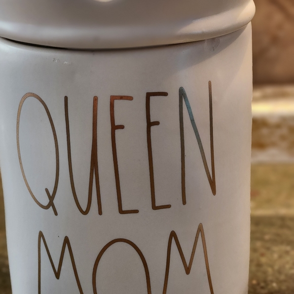 Rae Dunn Queen Mom Scented Candle *NEW* - Picture 2 of 3